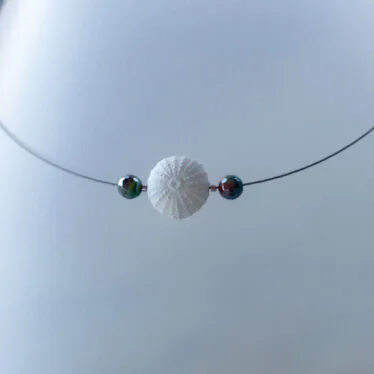 Collier oursin blanc et perles d&rsquo;agate