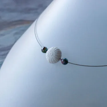 Collier oursin blanc et perles d&rsquo;agate