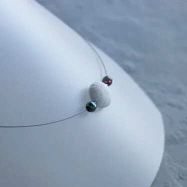 Collier oursin blanc et perles d&rsquo;agate