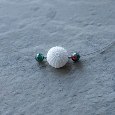 Collier oursin blanc et perles d’agate
