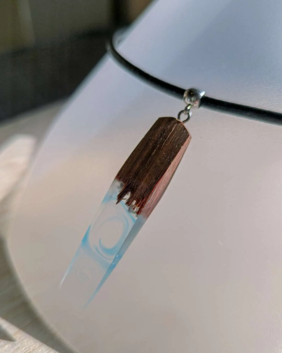 Collier résine époxy et bois de santal