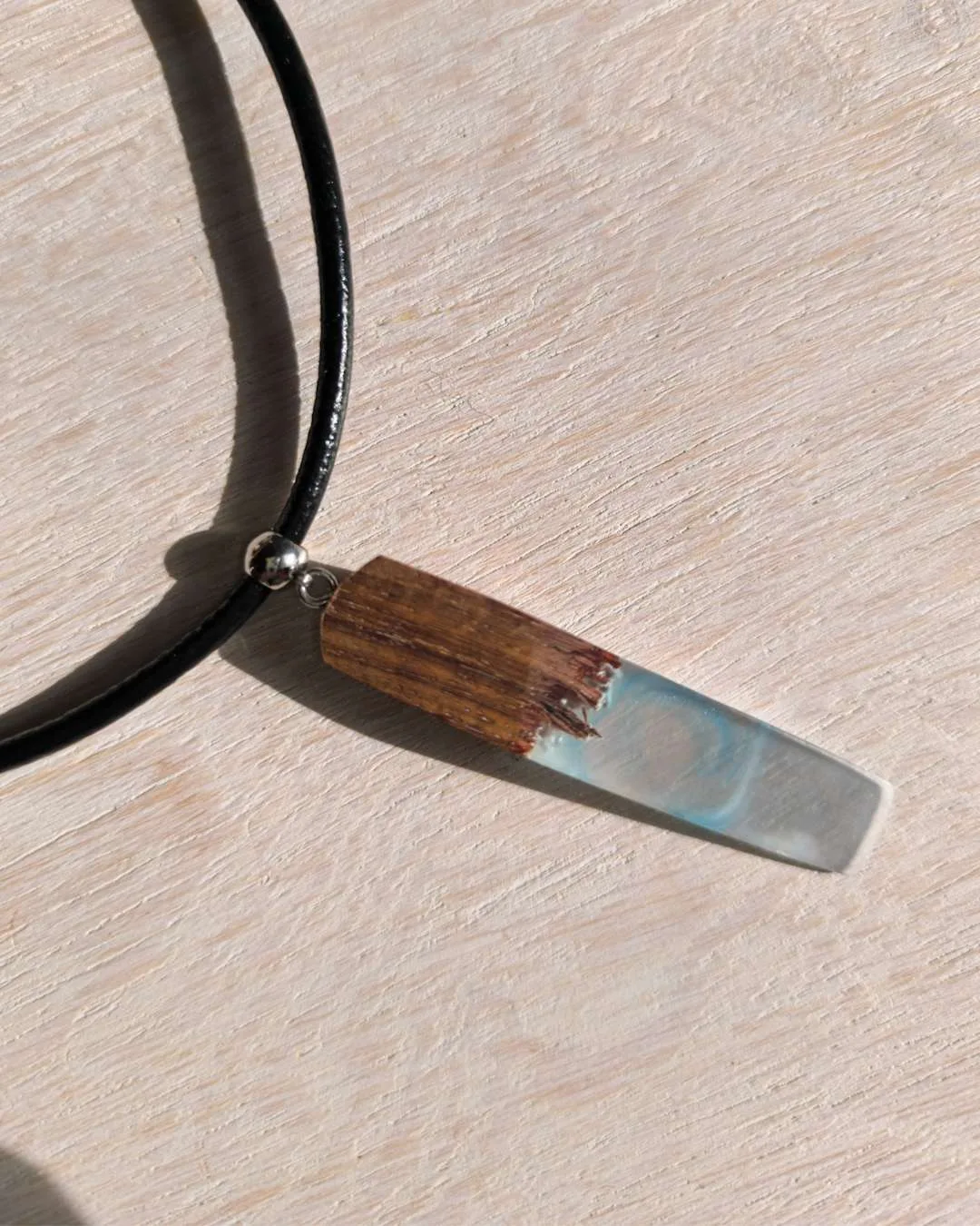 Collier résine époxy et bois de santal