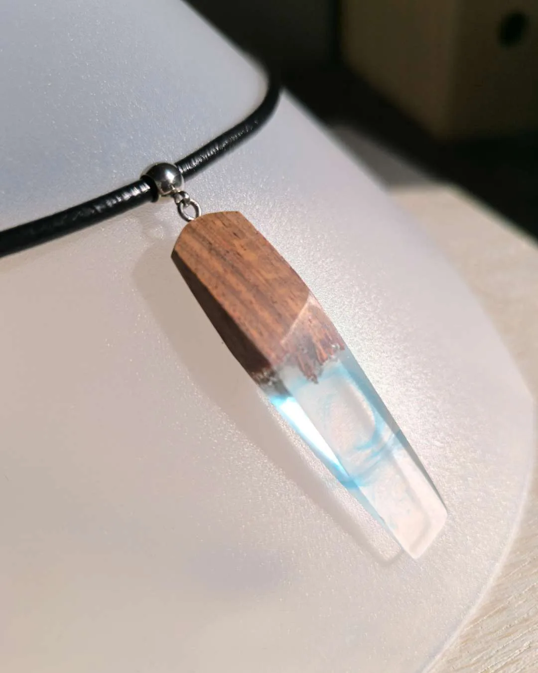 Collier résine époxy et bois de santal