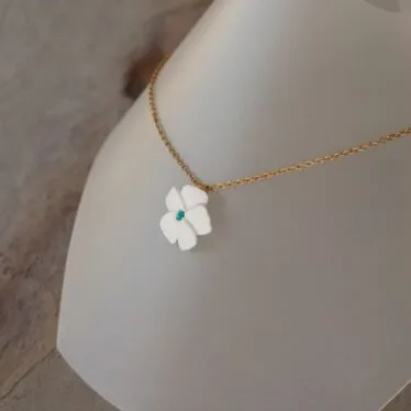 Collier fleur de cerisier blanche