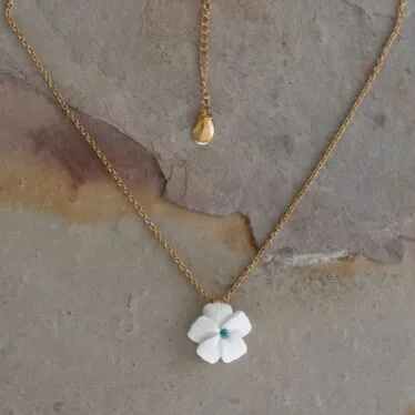 Collier fleur de cerisier blanche