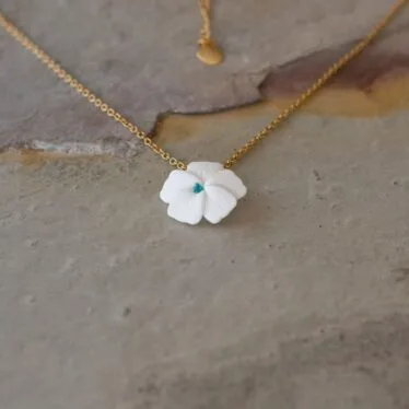 Collier fleur de cerisier blanche