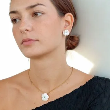 Collier fleur de cerisier blanche