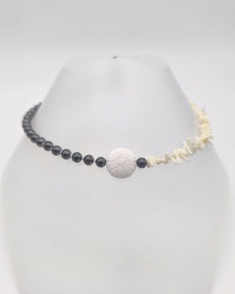 Collier oursin, corail blanc et hématite