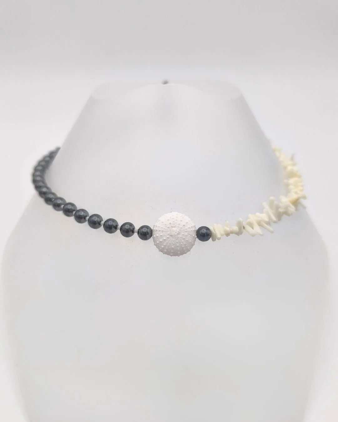 Collier oursin, corail blanc et hématite