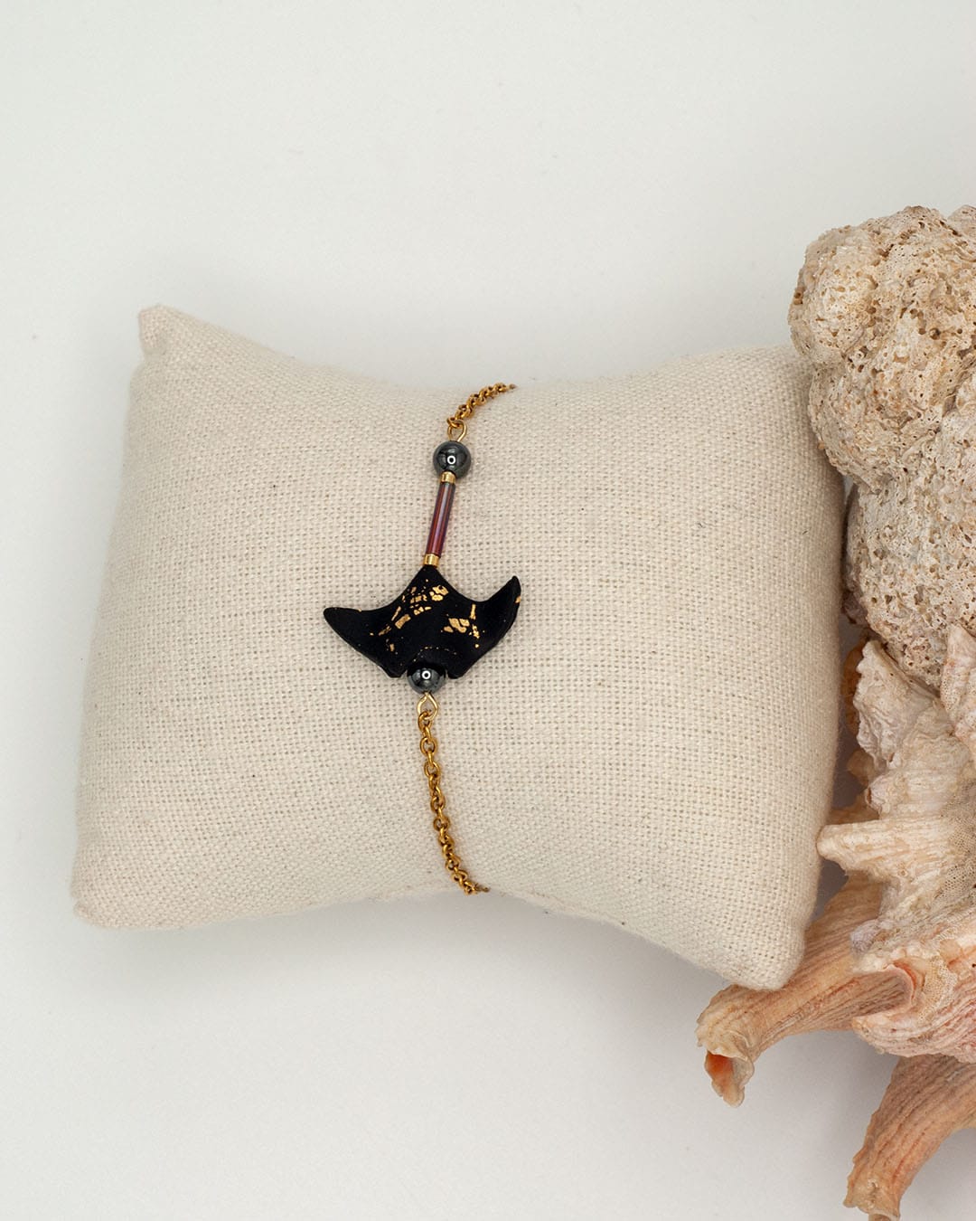 Bracelet raie manta noire mate et doré, perles d'hématite