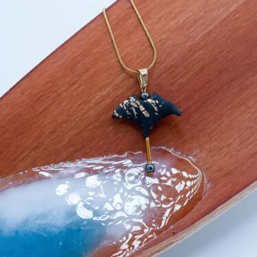 Collier Raie Manta noire et or