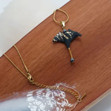 Collier Raie Manta noire et or