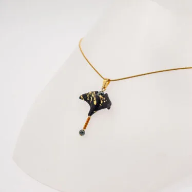 Collier Raie Manta noire et or