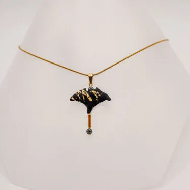 Collier Raie Manta noire et or