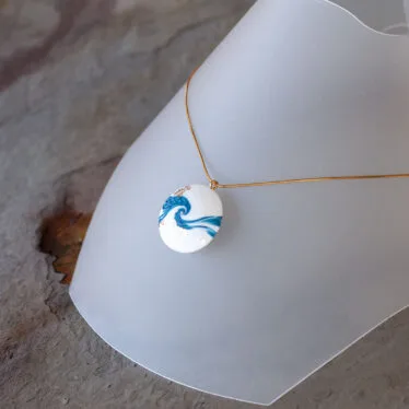 Pendentif La vague, blanc doré